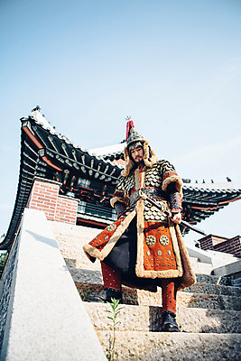 포토 JPG 주간 전신 남자 로우앵글 한옥 한명 서기 들기 성인 야외 앞모습 30대 계단 궁전 한국인 성 칼 장군 갑옷 성인남자한명만 사극 국내포토 자연요소 직업 1 한국전통 전통 건축물 뷰포인트 고건축 모션 사람 동양인 장년 보호장비 남자한명만 성인남자만 파일형식