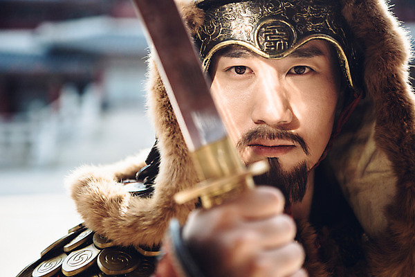 포토 JPG 주간 남자 한명 서기 들기 상반신 성인 야외 앞모습 30대 궁전 한국인 잡기 칼 장군 갑옷 성인남자한명만 사극 국내포토 자연요소 직업 1 전통 뷰포인트 고건축 모션 사람 동양인 장년 보호장비 남자한명만 성인남자만 파일형식