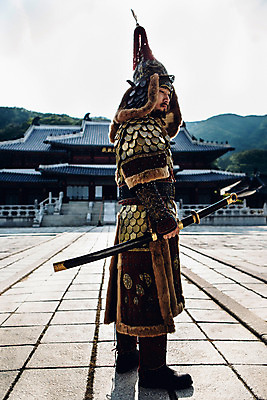 포토 JPG 주간 전신 남자 한옥 한명 서기 들기 성인 야외 옆모습 30대 궁전 원근감 한국인 성 칼 장군 갑옷 성인남자한명만 사극 국내포토 자연요소 직업 1 한국전통 전통 건축물 뷰포인트 고건축 모션 사람 동양인 장년 보호장비 남자한명만 성인남자만 파일형식