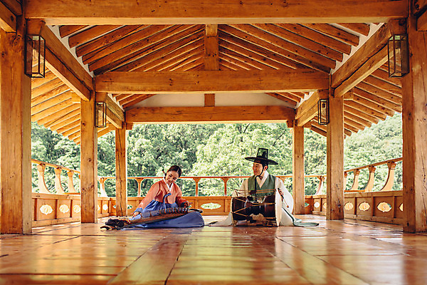 포토 JPG 주간 여자 남자 앉기 성인 야외 두명 앞모습 30대 한국인 악단 대청 한복 조선시대 장구 가야금 성인만 국내포토 자연요소 한국전통 음악 뷰포인트 모션 현악기 타악기 한옥 국악기 사람 동양인 장년 역사 전통의상 파일형식