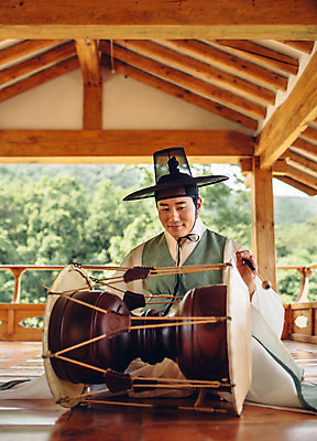 포토 JPG 주간 남자 연주 한명 앉기 성인 야외 앞모습 30대 한국인 악단 대청 한복 조선시대 장구 성인남자한명만 국내포토 자연요소 1 한국전통 음악 뷰포인트 모션 타악기 한옥 국악기 사람 동양인 장년 역사 전통의상 남자한명만 성인남자만 파일형식 전통 악기 고건축 문화예술 한국 국악 인종 남자만 성인만 건축물 아시아 건축 나라