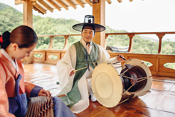 포토 JPG 주간 여자 남자 미소 앉기 성인 야외 두명 앞모습 30대 한국인 악단 대청 한복 조선시대 장구 가야금 성인만 국내포토 자연요소 한국전통 음악 뷰포인트 모션 현악기 타악기 한옥 표정 국악기 사람 동양인 장년 역사 전통의상 파일형식