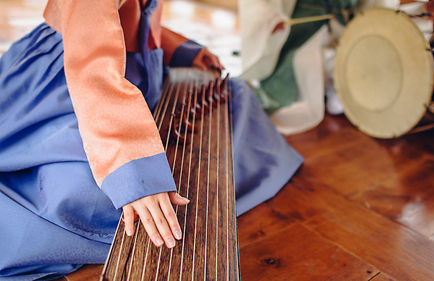 포토 JPG 주간 손 여자 남자 연주 앉기 성인 야외 두명 아웃포커스 신체부위 30대 한국인 악단 한복 조선시대 가야금 성인만 국내포토 자연요소 한국전통 음악 모션 현악기 촬영기법 국악기 사람 동양인 장년 역사 전통의상 파일형식