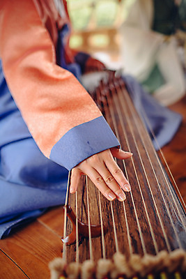 포토 JPG 주간 손 여자 연주 한명 앉기 성인 야외 아웃포커스 신체부위 30대 한국인 악단 한복 조선시대 가야금 성인여자한명만 국내포토 자연요소 1 한국전통 음악 모션 현악기 촬영기법 국악기 사람 동양인 장년 역사 전통의상 여자한명만 성인여자만 파일형식