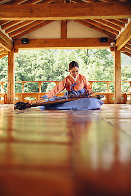포토 JPG 주간 전신 여자 연주 한명 앉기 성인 야외 앞모습 30대 한국인 악단 대청 한복 조선시대 가야금 성인여자한명만 국내포토 자연요소 1 한국전통 음악 뷰포인트 모션 현악기 한옥 국악기 사람 동양인 장년 역사 전통의상 여자한명만 성인여자만 파일형식