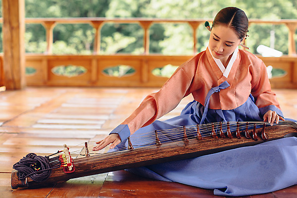 포토 JPG 주간 전신 여자 연주 한명 앉기 성인 야외 앞모습 30대 한국인 악단 대청 한복 조선시대 가야금 성인여자한명만 국내포토 자연요소 1 한국전통 음악 뷰포인트 모션 현악기 한옥 국악기 사람 동양인 장년 역사 전통의상 여자한명만 성인여자만 파일형식