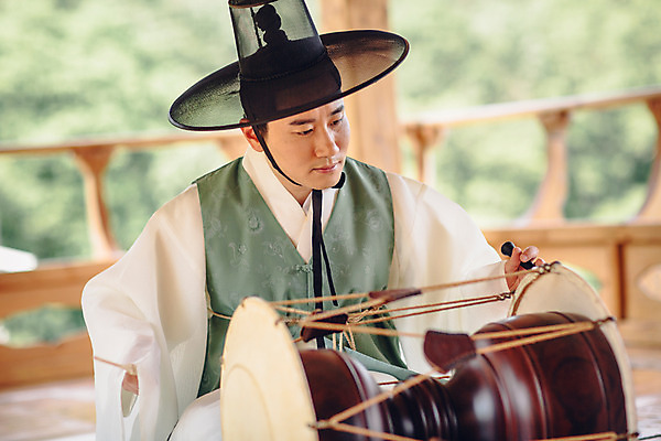 포토 JPG 주간 남자 연주 한명 앉기 성인 야외 앞모습 30대 한국인 악단 대청 한복 조선시대 장구 갓 장구채 성인남자한명만 국내포토 갓모자 자연요소 모자_잡화 1 한국전통 음악 뷰포인트 모션 타악기 한옥 전통소품 국악기 사람 동양인 장년 역사 전통의상 남자한명만 성인남자만 파일형식