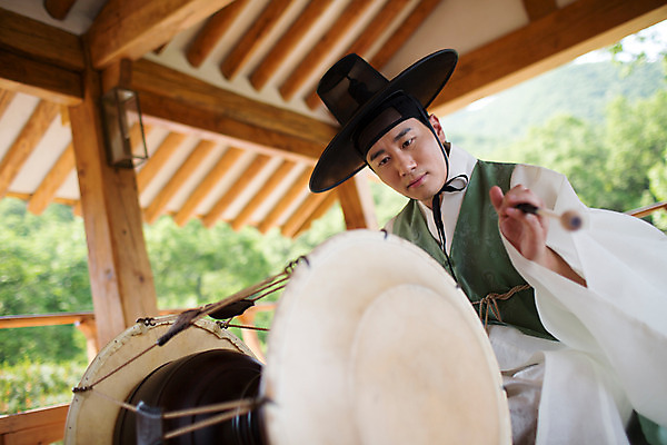 포토 JPG 주간 남자 연주 한명 앉기 성인 야외 앞모습 30대 한국인 악단 대청 한복 조선시대 장구 갓 장구채 성인남자한명만 국내포토 갓모자 자연요소 모자_잡화 1 한국전통 음악 뷰포인트 모션 타악기 한옥 전통소품 국악기 사람 동양인 장년 역사 전통의상 남자한명만 성인남자만 파일형식