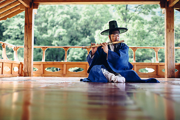 포토 JPG 주간 전신 남자 연주 한명 앉기 성인 야외 앞모습 한국인 악단 대청 60대 한복 조선시대 대금 노인남자한명만 국내포토 갓모자 자연요소 모자_잡화 1 한국전통 노년 음악 뷰포인트 모션 한옥 전통소품 국악기 사람 동양인 역사 전통의상 목관악기 남자한명만 노인남자만 파일형식