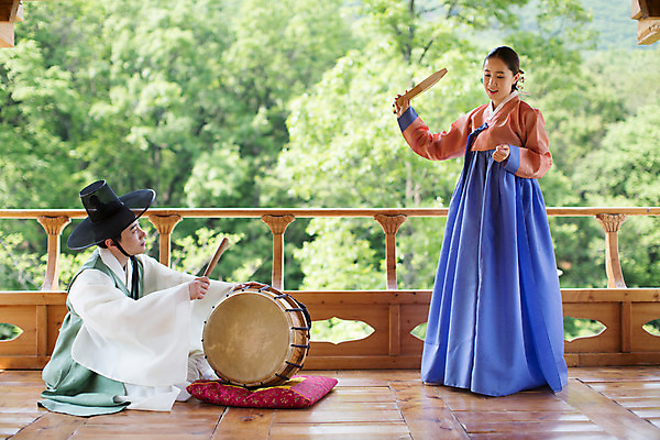 포토 JPG 주간 전신 여자 남자 서기 앉기 성인 야외 두명 앞모습 옆모습 30대 한국인 악단 부채 고수 한복 조선시대 북 판소리 성인만 국내포토 자연요소 한국전통 음악 뷰포인트 모션 타악기 사람 동양인 장년 역사 전통의상 전통공연 향신료 파일형식