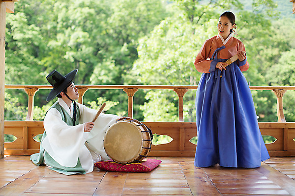 포토 JPG 주간 전신 여자 남자 서기 앉기 성인 야외 두명 앞모습 옆모습 30대 한국인 악단 부채 고수 한복 조선시대 북 판소리 성인만 국내포토 자연요소 한국전통 음악 뷰포인트 모션 타악기 사람 동양인 장년 역사 전통의상 전통공연 향신료 파일형식