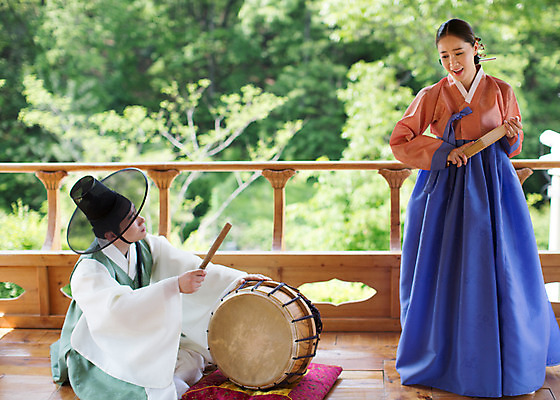 포토 JPG 주간 전신 여자 남자 서기 앉기 성인 야외 두명 앞모습 옆모습 30대 한국인 악단 부채 고수 한복 조선시대 북 판소리 성인만 국내포토 자연요소 한국전통 음악 뷰포인트 모션 타악기 사람 동양인 장년 역사 전통의상 전통공연 향신료 파일형식