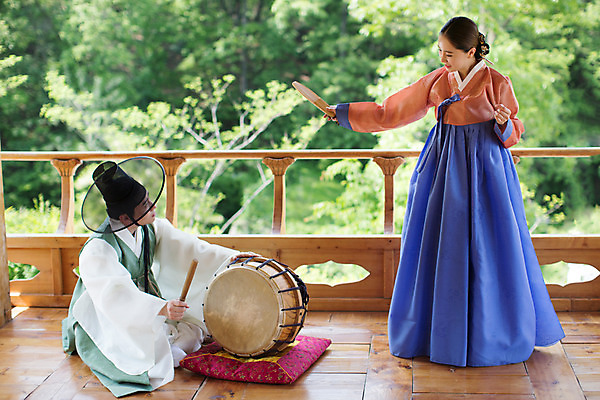 포토 JPG 주간 전신 여자 남자 서기 앉기 성인 야외 두명 앞모습 옆모습 30대 한국인 악단 부채 고수 한복 조선시대 북 판소리 성인만 국내포토 자연요소 한국전통 음악 뷰포인트 모션 타악기 사람 동양인 장년 역사 전통의상 전통공연 향신료 파일형식