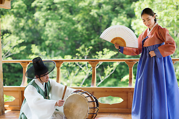 포토 JPG 주간 전신 여자 남자 서기 앉기 성인 야외 두명 앞모습 옆모습 30대 한국인 악단 부채 고수 한복 조선시대 북 판소리 성인만 국내포토 자연요소 한국전통 음악 뷰포인트 모션 타악기 사람 동양인 장년 역사 전통의상 전통공연 향신료 파일형식