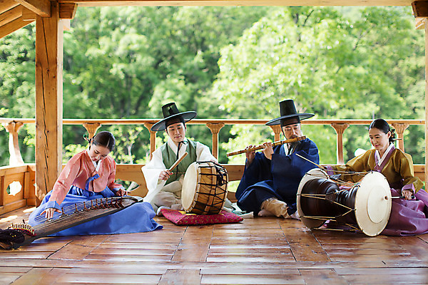 포토 JPG 주간 여자 남자 40대 연주 앉기 여러명 성인 야외 앞모습 30대 한국인 악단 60대 한복 조선시대 북 장구 가야금 대금 장구채 성인만 국내포토 갓모자 자연요소 모자_잡화 한국전통 노년 음악 뷰포인트 중년 다수 모션 현악기 타악기 전통소품 국악기 사람 동양인 장년 역사 전통의상 목관악기 파일형식