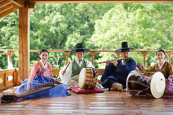 포토 JPG 주간 여자 남자 40대 연주 미소 앉기 여러명 성인 야외 앞모습 30대 한국인 악단 60대 한복 조선시대 북 장구 가야금 대금 장구채 성인만 국내포토 갓모자 자연요소 모자_잡화 한국전통 노년 음악 뷰포인트 중년 다수 모션 현악기 타악기 전통소품 표정 국악기 사람 동양인 장년 역사 전통의상 목관악기 파일형식