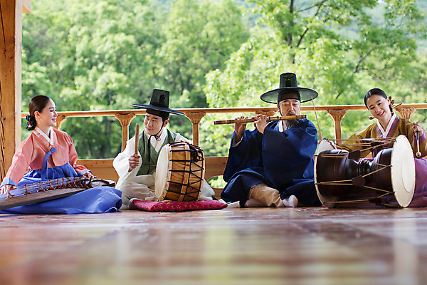 포토 JPG 주간 여자 남자 40대 연주 앉기 여러명 성인 야외 앞모습 30대 한국인 악단 60대 한복 조선시대 북 장구 가야금 대금 장구채 성인만 국내포토 갓모자 자연요소 모자_잡화 한국전통 노년 음악 뷰포인트 중년 다수 모션 현악기 타악기 전통소품 국악기 사람 동양인 장년 역사 전통의상 목관악기 파일형식