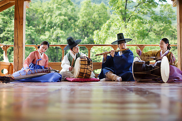 포토 JPG 주간 여자 남자 40대 연주 앉기 여러명 성인 야외 앞모습 30대 한국인 악단 60대 한복 조선시대 북 장구 가야금 대금 장구채 성인만 국내포토 갓모자 자연요소 모자_잡화 한국전통 노년 음악 뷰포인트 중년 다수 모션 현악기 타악기 전통소품 국악기 사람 동양인 장년 역사 전통의상 목관악기 파일형식