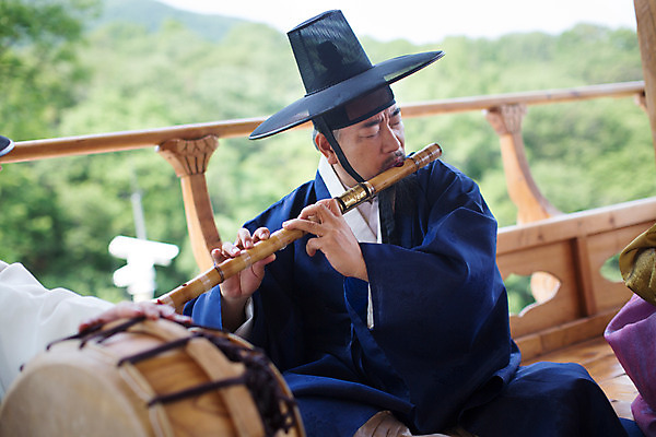 포토 JPG 주간 남자 연주 한명 앉기 상반신 성인 야외 앞모습 한국인 악단 대청 60대 한복 조선시대 북 대금 노인남자한명만 국내포토 갓모자 자연요소 모자_잡화 1 한국전통 노년 음악 뷰포인트 모션 타악기 한옥 전통소품 국악기 사람 동양인 역사 전통의상 목관악기 남자한명만 노인남자만 파일형식