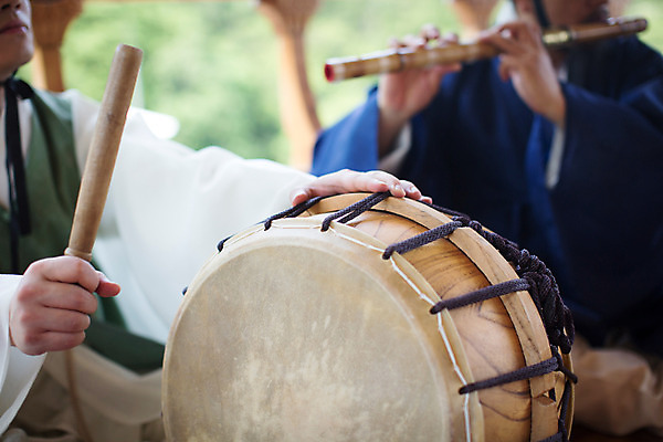 포토 JPG 주간 남자 앉기 성인 야외 두명 아웃포커스 30대 한국인 악단 한복 조선시대 북 대금 성인남자만 국내포토 자연요소 한국전통 음악 모션 타악기 촬영기법 국악기 사람 동양인 장년 역사 전통의상 목관악기 남자만 성인만 파일형식