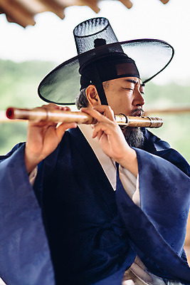 포토 JPG 주간 남자 연주 한명 앉기 상반신 성인 야외 옆모습 눈감음 한국인 악단 대청 60대 한복 조선시대 대금 노인남자한명만 국내포토 갓모자 자연요소 모자_잡화 1 한국전통 노년 음악 뷰포인트 모션 한옥 전통소품 국악기 사람 동양인 역사 전통의상 목관악기 남자한명만 노인남자만 파일형식
