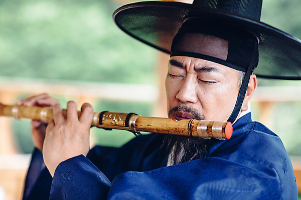 포토 JPG 주간 남자 연주 한명 앉기 상반신 성인 야외 앞모습 눈감음 한국인 악단 대청 60대 한복 조선시대 대금 노인남자한명만 국내포토 갓모자 자연요소 모자_잡화 1 한국전통 노년 음악 뷰포인트 모션 한옥 전통소품 국악기 사람 동양인 역사 전통의상 목관악기 남자한명만 노인남자만 파일형식