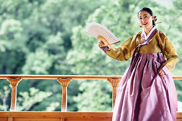 포토 JPG 주간 여자 40대 한명 서기 미소 들기 성인 야외 앞모습 한국인 악단 대청 부채 한복 조선시대 판소리 성인여자한명만 국내포토 자연요소 1 한국전통 음악 뷰포인트 중년 모션 한옥 표정 사람 동양인 역사 전통의상 전통공연 여자한명만 성인여자만 파일형식