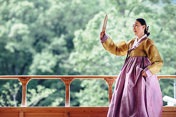 포토 JPG 주간 여자 40대 한명 서기 들기 성인 야외 옆모습 한국인 악단 대청 부채 한복 조선시대 판소리 성인여자한명만 국내포토 자연요소 1 한국전통 음악 뷰포인트 중년 모션 한옥 사람 동양인 역사 전통의상 전통공연 여자한명만 성인여자만 파일형식