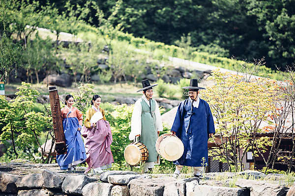 포토 JPG 주간 전신 여자 남자 40대 미소 들기 여러명 성인 야외 앞모습 30대 걷기 한국인 악단 부채 60대 한복 조선시대 북 장구 돌다리 거문고 성인만 국내포토 자연요소 한국전통 노년 음악 뷰포인트 중년 다수 모션 현악기 타악기 표정 국악기 사람 동양인 장년 다리_건축물 역사 전통의상 파일형식