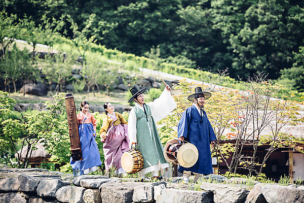 포토 JPG 주간 여자 남자 40대 미소 들기 여러명 성인 야외 옆모습 30대 걷기 한국인 악단 부채 60대 한복 조선시대 북 장구 돌다리 거문고 성인만 국내포토 자연요소 한국전통 노년 음악 뷰포인트 중년 다수 모션 현악기 타악기 표정 국악기 사람 동양인 장년 다리_건축물 역사 전통의상 파일형식