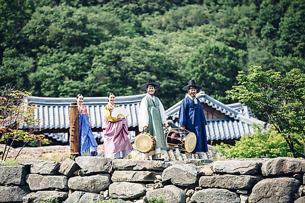 포토 JPG 주간 전신 여자 남자 40대 미소 들기 여러명 성인 야외 앞모습 30대 걷기 한국인 악단 부채 60대 한복 조선시대 북 장구 돌다리 거문고 성인만 국내포토 자연요소 한국전통 노년 음악 뷰포인트 중년 다수 모션 현악기 타악기 표정 국악기 사람 동양인 장년 다리_건축물 역사 전통의상 파일형식