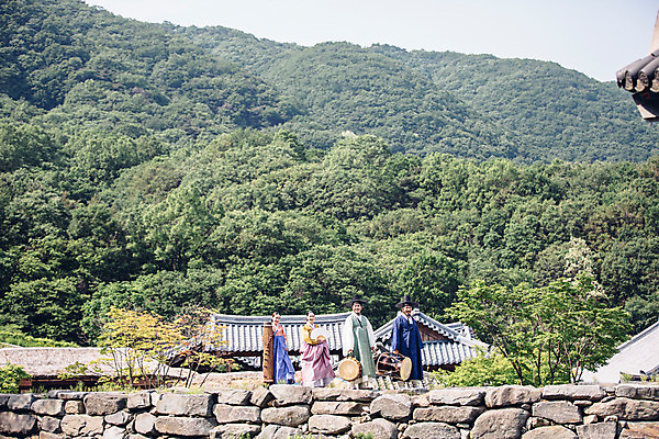 포토 JPG 주간 전신 여자 남자 40대 산 미소 들기 풍경 여러명 성인 야외 앞모습 30대 걷기 한국인 악단 부채 60대 한복 조선시대 북 장구 돌다리 거문고 성인만 국내포토 자연요소 한국전통 노년 음악 뷰포인트 중년 다수 모션 현악기 타악기 표정 국악기 사람 동양인 장년 다리_건축물 역사 전통의상 파일형식