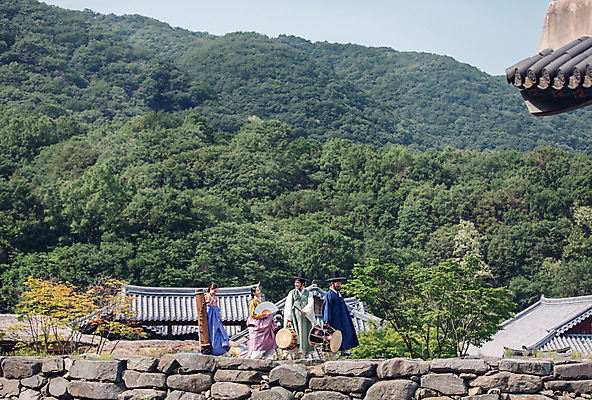 포토 JPG 주간 여자 남자 40대 산 미소 들기 풍경 여러명 성인 야외 옆모습 30대 걷기 한국인 악단 부채 60대 한복 조선시대 북 장구 돌다리 거문고 성인만 국내포토 자연요소 한국전통 노년 음악 뷰포인트 중년 다수 모션 현악기 타악기 표정 국악기 사람 동양인 장년 다리_건축물 역사 전통의상 파일형식