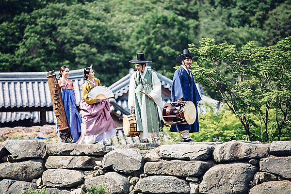 포토 JPG 주간 전신 여자 남자 40대 미소 들기 여러명 성인 야외 앞모습 30대 걷기 한국인 악단 부채 60대 한복 조선시대 북 장구 돌다리 거문고 성인만 국내포토 자연요소 한국전통 노년 음악 뷰포인트 중년 다수 모션 현악기 타악기 표정 국악기 사람 동양인 장년 다리_건축물 역사 전통의상 파일형식