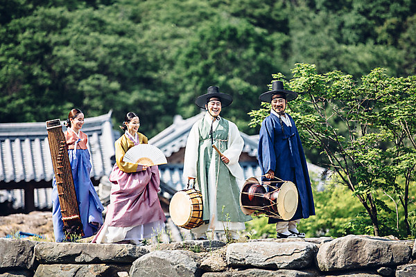 포토 JPG 주간 전신 여자 남자 40대 미소 들기 여러명 성인 야외 앞모습 30대 걷기 한국인 악단 부채 60대 한복 조선시대 북 장구 돌다리 거문고 성인만 국내포토 자연요소 한국전통 노년 음악 뷰포인트 중년 다수 모션 현악기 타악기 표정 국악기 사람 동양인 장년 다리_건축물 역사 전통의상 파일형식