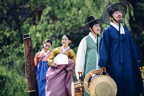 포토 JPG 주간 여자 남자 40대 미소 들기 여러명 성인 야외 옆모습 30대 걷기 한국인 악단 부채 60대 한복 조선시대 북 장구 돌다리 거문고 성인만 국내포토 자연요소 한국전통 노년 음악 뷰포인트 중년 다수 모션 현악기 타악기 표정 국악기 사람 동양인 장년 다리_건축물 역사 전통의상 파일형식