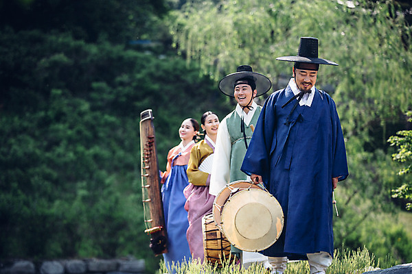 포토 JPG 주간 전신 여자 남자 40대 미소 여러명 성인 야외 앞모습 30대 걷기 한국인 악단 부채 60대 한복 조선시대 북 장구 거문고 성인만 국내포토 자연요소 한국전통 노년 음악 뷰포인트 중년 다수 모션 현악기 타악기 표정 국악기 사람 동양인 장년 역사 전통의상 파일형식