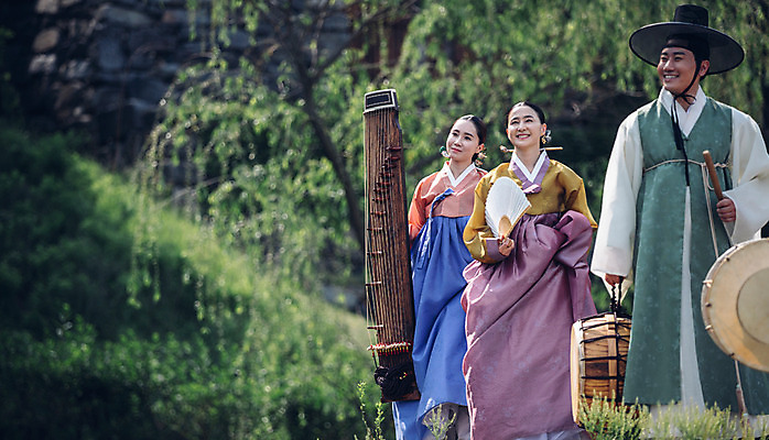 포토 JPG 주간 전신 여자 남자 40대 미소 들기 성인 야외 앞모습 세명 30대 걷기 한국인 악단 부채 한복 조선시대 북 장구 돌다리 거문고 성인만 국내포토 자연요소 한국전통 음악 뷰포인트 중년 모션 현악기 타악기 표정 국악기 사람 동양인 장년 다리_건축물 역사 전통의상 파일형식