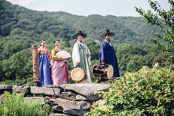 포토 JPG 주간 여자 남자 40대 산 미소 들기 풍경 여러명 성인 야외 옆모습 30대 걷기 한국인 악단 부채 60대 한복 조선시대 북 장구 돌다리 거문고 성인만 국내포토 자연요소 한국전통 노년 음악 뷰포인트 중년 다수 모션 현악기 타악기 표정 국악기 사람 동양인 장년 다리_건축물 역사 전통의상 파일형식