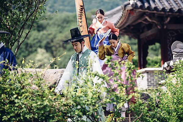 포토 JPG 주간 여자 남자 40대 들기 여러명 성인 야외 앞모습 30대 걷기 한국인 악단 부채 한복 조선시대 북 장구 돌다리 거문고 성인만 국내포토 자연요소 한국전통 음악 뷰포인트 중년 다수 모션 현악기 타악기 국악기 사람 동양인 장년 다리_건축물 역사 전통의상 파일형식