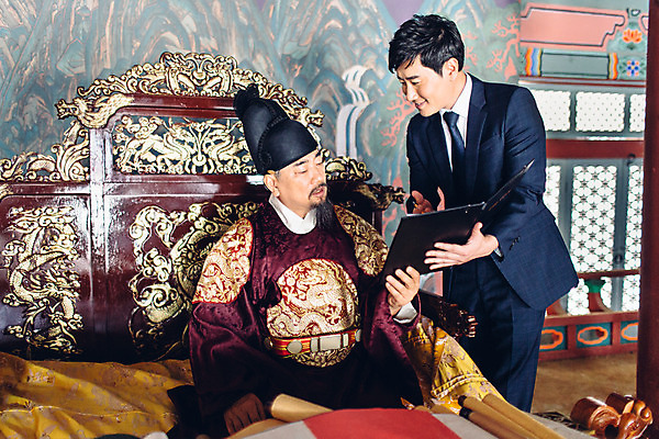 포토 JPG 주간 남자 실내 서기 들기 앉기 정장 상반신 성인 두명 앞모습 30대 궁전 한국인 비즈니스맨 60대 한복 왕 조선시대 문서 결제 결제판 옥좌 왕족전통의상 성인남자만 사극 국내포토 자연요소 한국전통 전통 옷 노년 뷰포인트 고건축 비즈니스 모션 사람 동양인 내부 장년 사무용품 직장인 역사 전통의상 남자만 성인만 파일형식