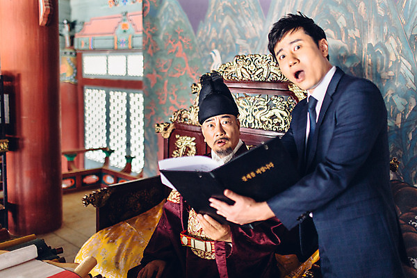 포토 JPG 주간 남자 실내 서기 들기 앉기 정장 상반신 성인 두명 앞모습 옆모습 30대 놀람 궁전 한국인 비즈니스맨 60대 한복 왕 조선시대 문서 결제 결제판 옥좌 왕족전통의상 성인남자만 사극 국내포토 자연요소 한국전통 전통 옷 노년 감정 뷰포인트 고건축 비즈니스 모션 표정 사람 동양인 내부 장년 사무용품 직장인 역사 전통의상 남자만 성인만 파일형식