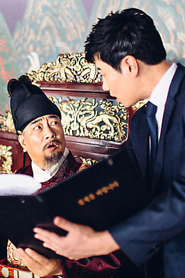 포토 JPG 주간 남자 실내 서기 들기 앉기 정장 상반신 성인 두명 옆모습 30대 궁전 한국인 비즈니스맨 찡그림 60대 한복 왕 조선시대 문서 결제 결제판 옥좌 왕족전통의상 성인남자만 사극 국내포토 자연요소 한국전통 전통 옷 노년 뷰포인트 고건축 비즈니스 모션 표정 사람 동양인 내부 장년 사무용품 직장인 역사 전통의상 남자만 성인만 파일형식