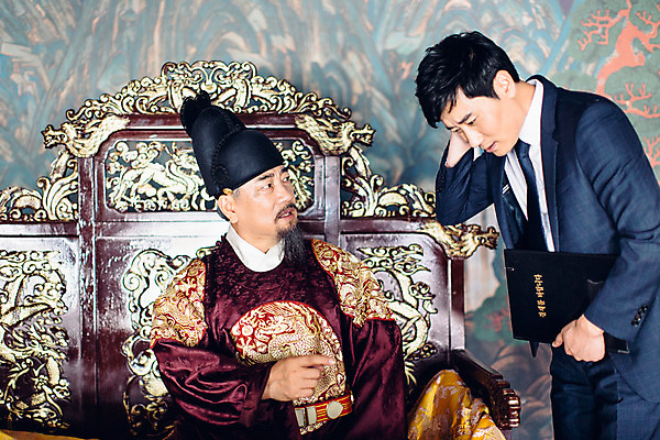 포토 JPG 주간 남자 실내 서기 들기 앉기 정장 상반신 성인 두명 앞모습 30대 궁전 한국인 비즈니스맨 60대 한복 왕 꾸지람 조선시대 문서 결제 결제판 옥좌 왕족전통의상 엄격한 성인남자만 사극 국내포토 자연요소 한국전통 전통 옷 노년 뷰포인트 고건축 비즈니스 모션 사람 동양인 내부 장년 사무용품 직장인 역사 전통의상 체벌 남자만 성인만 파일형식