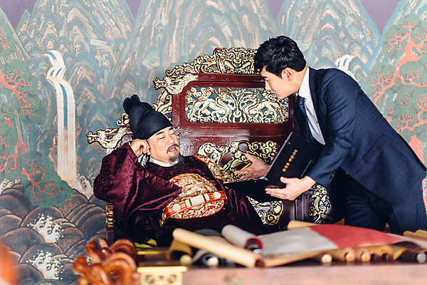 포토 JPG 주간 남자 실내 서기 들기 앉기 정장 상반신 성인 두명 앞모습 30대 궁전 한국인 비즈니스맨 60대 한복 왕 조선시대 무관심 문서 결제 결제판 옥좌 왕족전통의상 성인남자만 사극 국내포토 자연요소 한국전통 전통 옷 노년 감정 뷰포인트 고건축 비즈니스 모션 사람 동양인 내부 장년 사무용품 직장인 역사 전통의상 남자만 성인만 파일형식