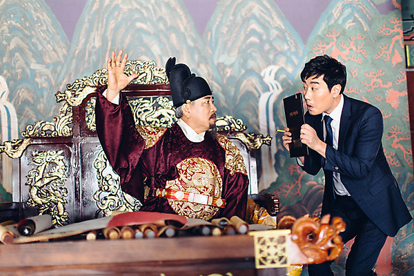 포토 JPG 주간 남자 실내 서기 들기 앉기 정장 상반신 성인 두명 앞모습 30대 궁전 한국인 비즈니스맨 60대 한복 왕 꾸지람 조선시대 문서 결제 결제판 옥좌 왕족전통의상 엄격한 성인남자만 사극 국내포토 자연요소 한국전통 전통 옷 노년 뷰포인트 고건축 비즈니스 모션 사람 동양인 내부 장년 사무용품 직장인 역사 전통의상 체벌 남자만 성인만 파일형식