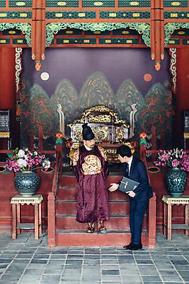 포토 JPG 주간 전신 남자 서기 정장 성인 야외 두명 앞모습 옆모습 30대 궁전 한국인 비즈니스맨 60대 한복 왕 조선시대 결제판 옥좌 왕족전통의상 성인남자만 사극 일월오봉도 국내포토 자연요소 한국전통 전통 옷 노년 뷰포인트 고건축 비즈니스 모션 사람 동양인 장년 사무용품 직장인 역사 전통의상 그림 남자만 성인만 파일형식