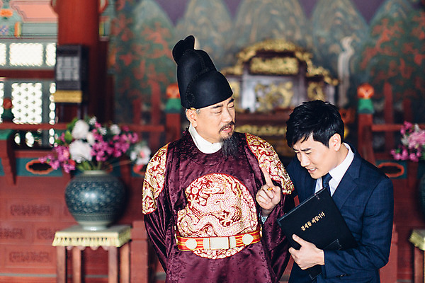 포토 JPG 주간 남자 실내 서기 들기 정장 상반신 성인 두명 앞모습 30대 궁전 한국인 비즈니스맨 60대 한복 왕 꾸지람 조선시대 결제판 옥좌 왕족전통의상 성인남자만 사극 국내포토 자연요소 한국전통 전통 옷 노년 뷰포인트 고건축 비즈니스 모션 사람 동양인 내부 장년 사무용품 직장인 역사 전통의상 체벌 남자만 성인만 파일형식