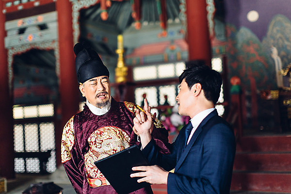 포토 JPG 주간 남자 실내 서기 들기 정장 상반신 성인 두명 앞모습 30대 궁전 한국인 비즈니스맨 찡그림 60대 한복 왕 조선시대 결제판 옥좌 왕족전통의상 성인남자만 사극 국내포토 자연요소 한국전통 전통 옷 노년 뷰포인트 고건축 비즈니스 모션 표정 사람 동양인 내부 장년 사무용품 직장인 역사 전통의상 남자만 성인만 파일형식