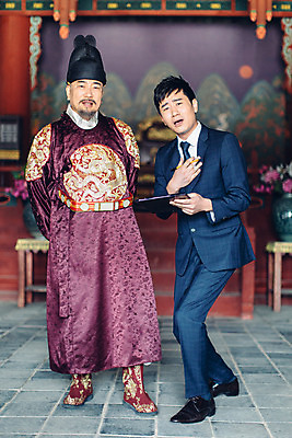 포토 JPG 전신 남자 실내 서기 정장 성인 두명 앞모습 30대 궁전 한국인 비즈니스맨 찡그림 60대 한복 왕 조선시대 결제판 왕족전통의상 성인남자만 사극 국내포토 한국전통 전통 옷 노년 뷰포인트 고건축 비즈니스 모션 표정 사람 동양인 내부 장년 사무용품 직장인 역사 전통의상 남자만 성인만 파일형식